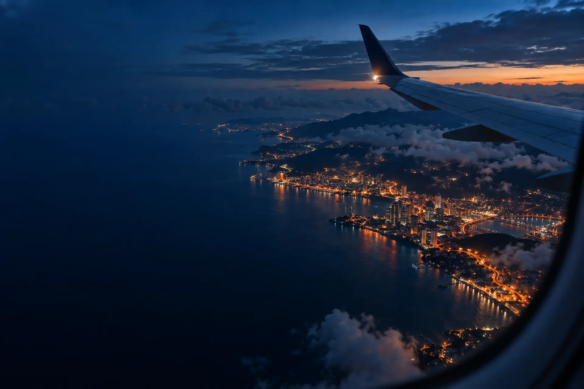 Vista da janela do avião sobre uma cidade iluminada